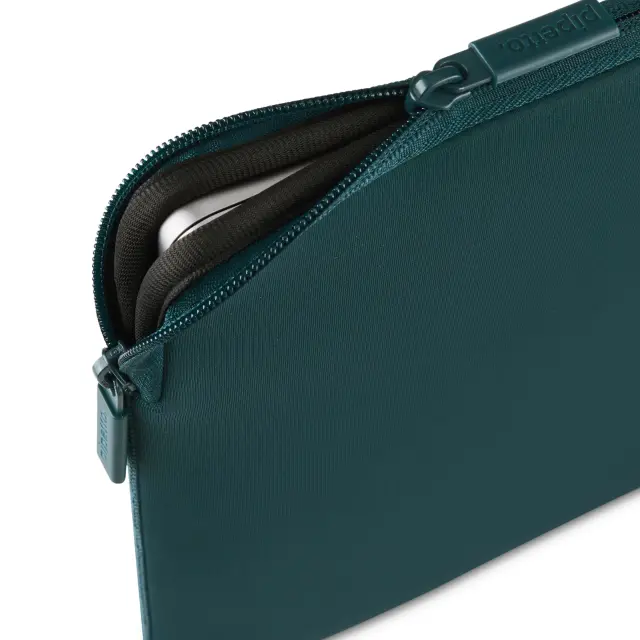 Pipetto Classic Fit Sleeve, dark teal - MacBook Neo 13 (A18 Pro) 3