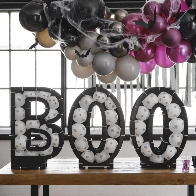 Σταντ μπαλονιών μαύρο BOO Halloween με μπαλονάκια με ιστό αράχνης