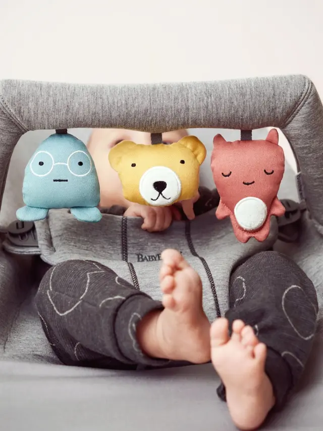 BabyBjorn Μπάρα Παιχνιδιών Για Ρηλάξ Soft Friends 7317680803009 3