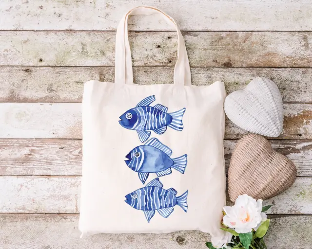 Τσάντα πάνινη υφασμάτινη εκρού με σχέδιο Blue fish διαστάσεις: 38x40cm μαζί με τα χερούλια 38x70cm