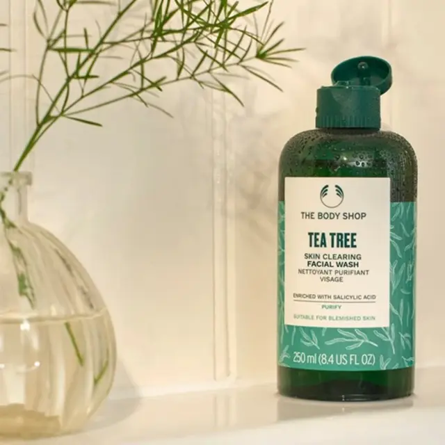 The Body Shop Tea tree Skin Clearing Facial Wash 3