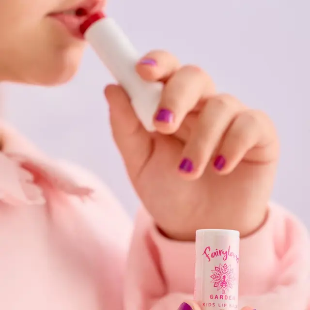 Garden Fairyland Lip Balm Strawberry Lily 6, Παιδικό lip balm με άρωμα φράουλα, 5.2gr 2