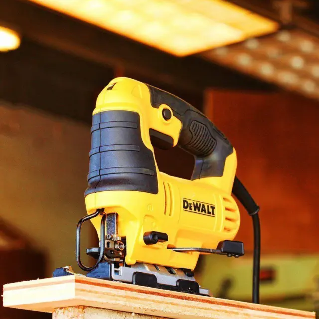 ΣΕΓΑ ΜΕ ΡΥΘΜΙΖΟΜΕΝΗ ΤΑΧΥΤΗΤΑ 650W DEWALT DWE349 3