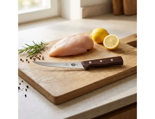Μαχαίρι ξεκοκαλίσματος Victorinox με καμπύλη στενή λάμα, ξύλινη λαβή και μήκος λεπίδας 12cm5.6606.12