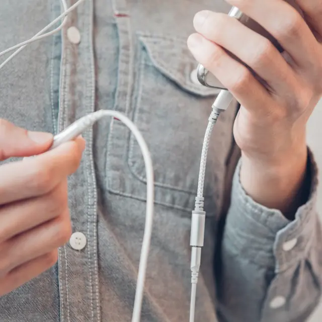 Moshi Integra Lightning to 3.5 mm Headphone Jack Adapter 2
