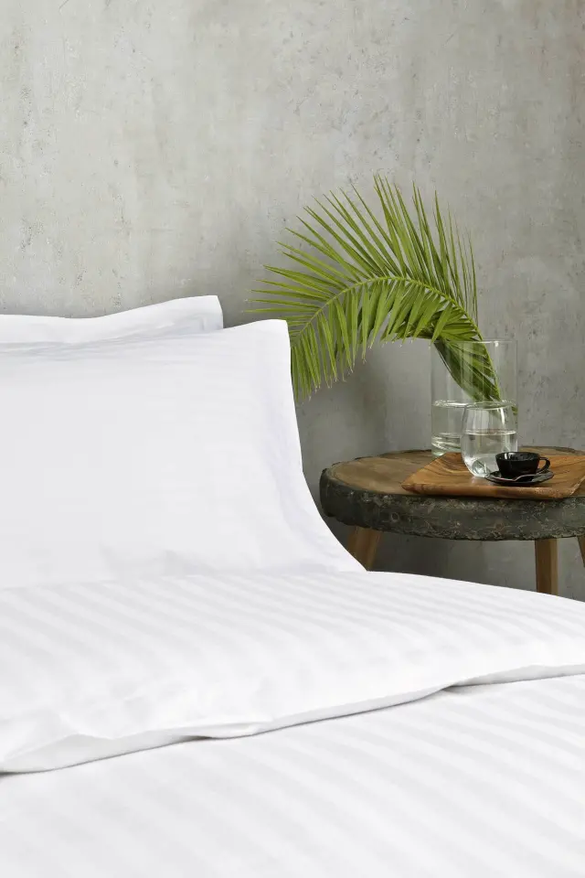 Nima Hotelling Σεντόνι 245x280 - 300 Κλωστές Σατέν ρίγα 2cm - 100% Βαμβάκι Πενιέ