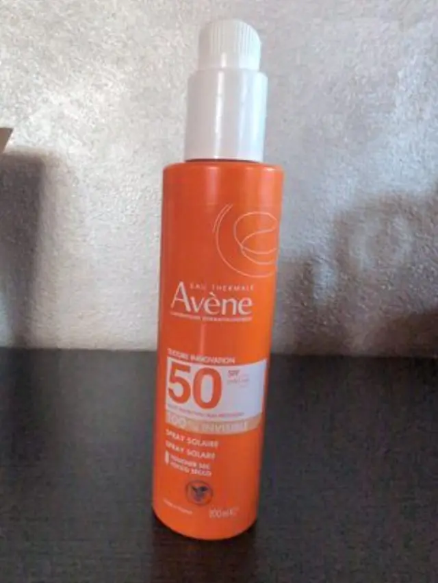 Eau Thermale Avène 100% Invisible Αδιάβροχη Αντηλιακή Λοσιόν Προσώπου και Σώματος SPF50+ σε Spray 200ml