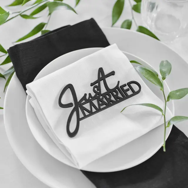 Ξύλινο μαύρο Just Married Διακόσμηση τραπεζιού