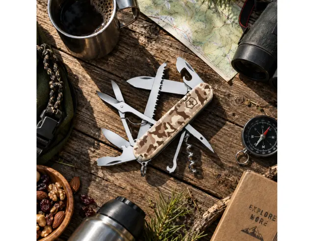 Ελβετικός Σουγιάς Victorinox Huntsman με 15 λειτουργίες και μήκος 9.1cm - Desert Camouflage1.3713.941