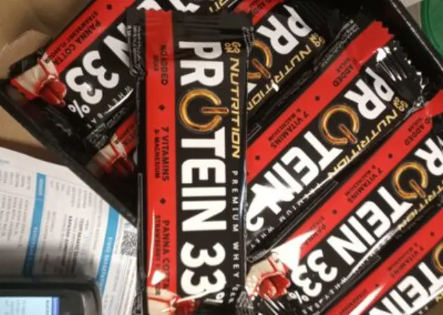 Whey Μπάρα Πρωτεΐνης 33% με Πανακότα & Φράουλα • Go On • 50γρ