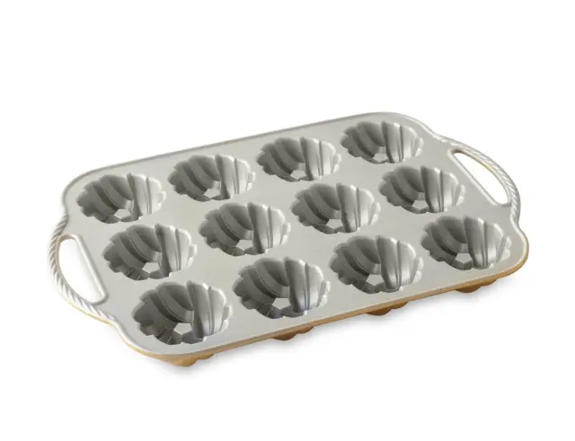 Φόρμα για 12 μικρά κέικ Nordic Ware Premier Gold 75th Anniversary σε πλεκτό σχήμα, με τρύπα και διαστάσεις 38x25x4cm95377 2