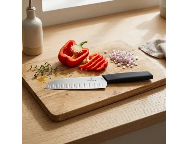 Μαχαίρι Santoku Victorinox Swiss Modern με μήκος λεπίδας 17cm - Black6.9053.17KB