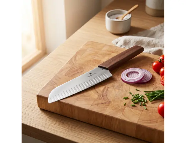 Μαχαίρι Santoku Victorinox Swiss Modern με ξύλινη λαβή και μήκος λεπίδας 17cm - Σε ειδική συσκευασία δώρου6.9050.17KG