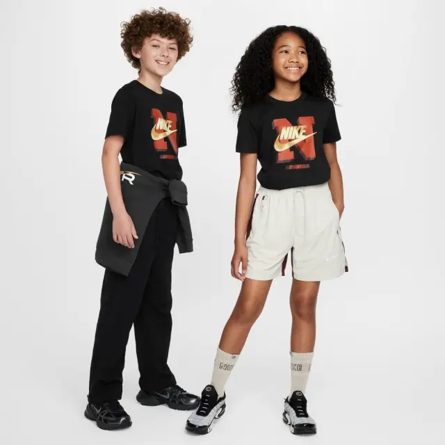 Nike Sportswear Futura ΠΑΙΔΙΚΗ ΜΠΛΟΥΖΑ (FZ5125-010) - Μαύρο-Κόκκινο 3
