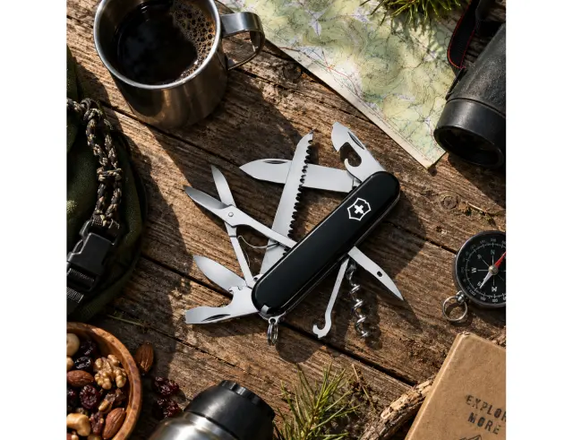 Ελβετικός Σουγιάς Victorinox Huntsman με 15 λειτουργίες και μήκος 9.1cm - Black 1.3713.3