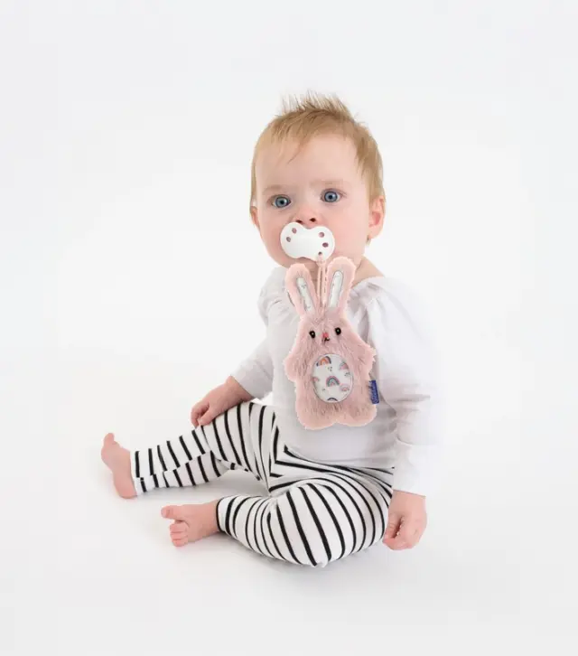 INFANTINO Pacipal Plush & Pacicrib - Bunny Pink -σετ Δώρου λούτρινο και κορδελα πιπίλας με κλιπ Λαγουδάκι. 3
