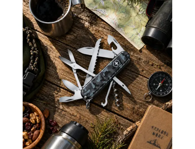 Ελβετικός Σουγιάς Victorinox Huntsman με 15 λειτουργίες και μήκος 9.1cm - Navy Camouflage1.3713.942