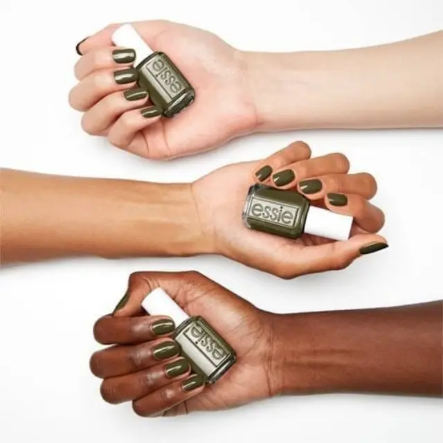 Essie Color Gloss Βερνίκι Νυχιών 924 Meet Me At Midnight 13.5ml 2