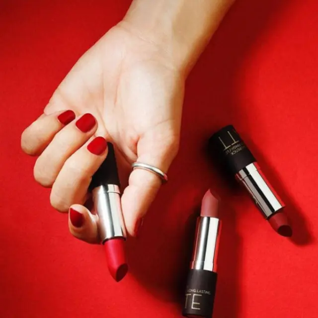 Korres Morello Matte Lipstick 54 Classic Red Ματ Κραγιόν με Κρεμώδη Υφή για Έντονο και Πλούσιο Χρώμα, 3,5gr 2
