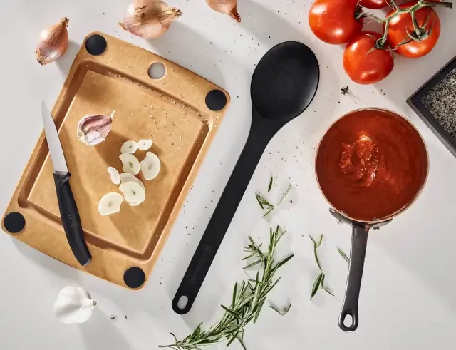 Επιφάνεια Κοπής Victorinox All in One με αντιολισθητικά πόδια, αυλάκι και διαστάσεις 44.4x33x0.6cm - Brown7.4127 2
