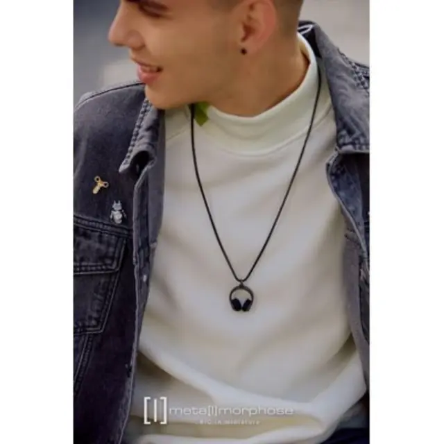 Meta(l)morphose On Shirt Κολιέ / Long Necklace: Ακουστικά 3