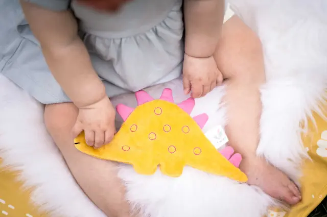 TIKIRI TOYS TIKIRI ΥΦΑΣΜΑΤΙΝΟ ΠΑΙΧΝΙΔΙ STEGOSAURUS ΜΕ CRINKLE 3