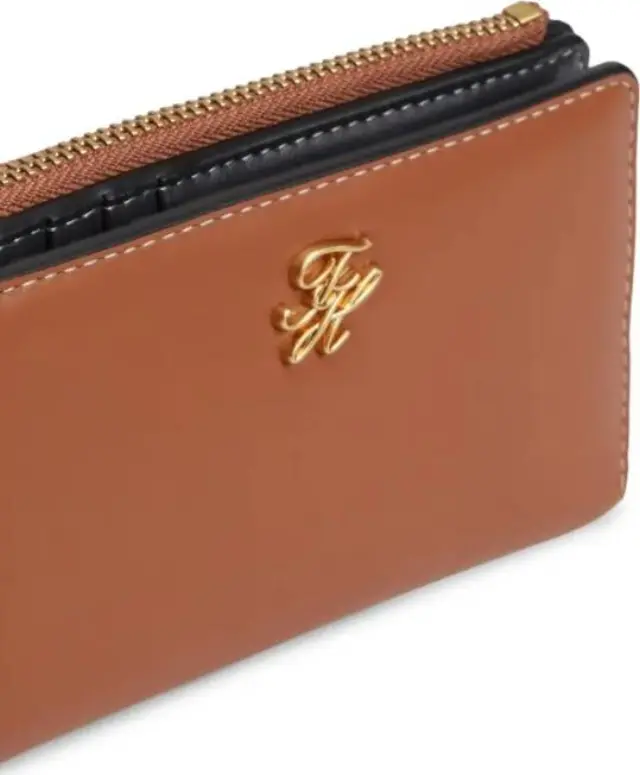 Tommy Hilfiger Γυναικείο Μεγάλο Πορτοφόλι Logo Script Plaque Leather Bifold Wallet Καφέ 3