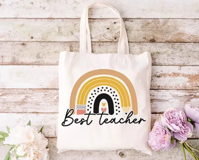 Τσάντα πάνινη υφασμάτινη εκρού με σχέδιο TEACHER 08 διαστάσεις: 38x40cm μαζί με τα χερούλια 38x70cm