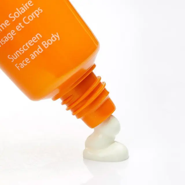 ΑΝΤΙΗΛΙΑΚΟ ΠΡΟΣΩΠΟΥ – ΣΩΜΑΤΟΣ SPF30 ΥΨΗΛΗ ΠΡΟΣΤΑΣΙΑ ΚΑΙ ΥΓΙΕΣ ΜΑΥΡΙΣΜΑ SOLUTION SOLEIL CRÈME SOLAIRE SPF30 FACE + BODY 3
