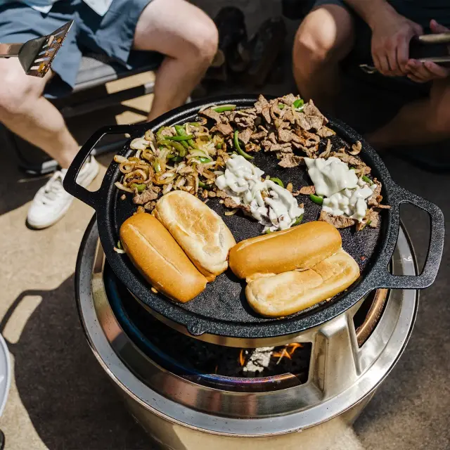 Solo Stove Yukon Μαντεμένια Πλάκα Ψησίματος με Βάση Στήριξης 2