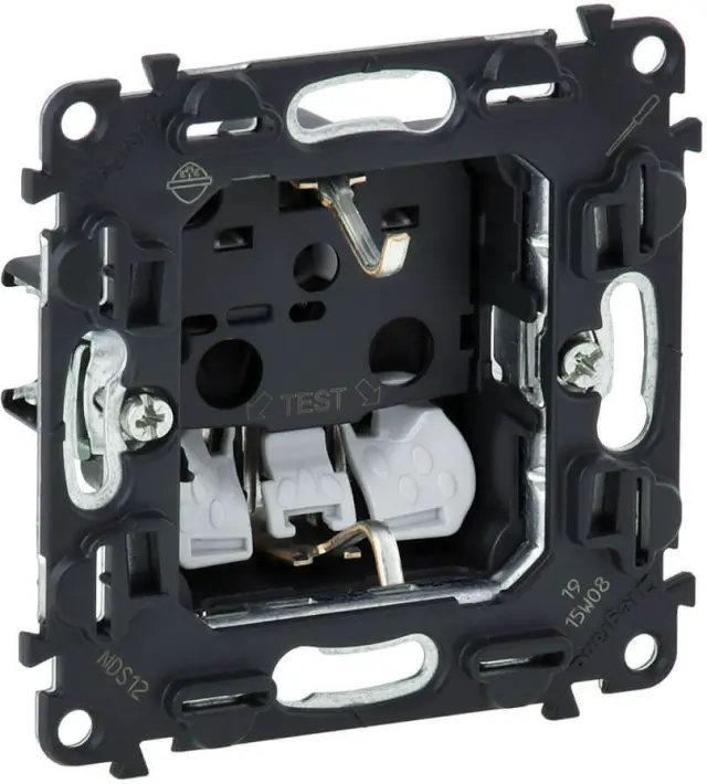 2P+E socket with shutters Valena In'Matic -auto. terminals -German std -16-250V~
