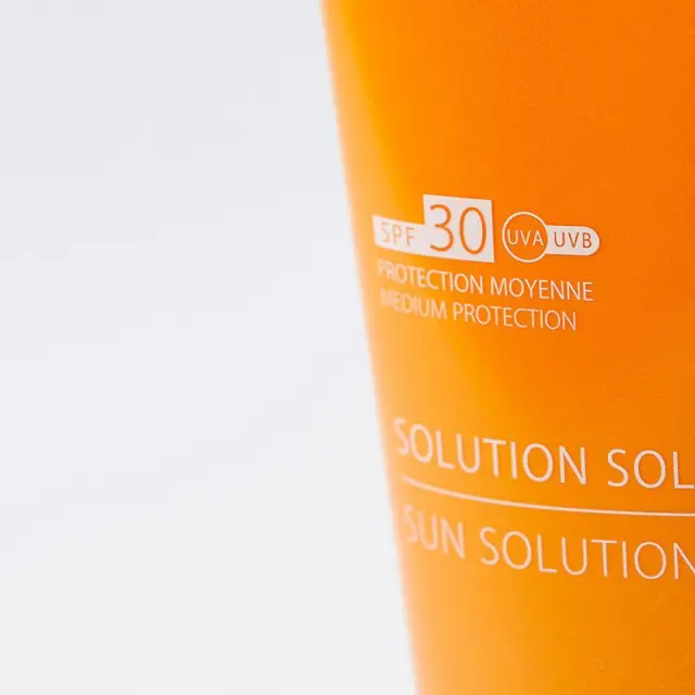 ΑΝΤΙΗΛΙΑΚΟ ΠΡΟΣΩΠΟΥ – ΣΩΜΑΤΟΣ SPF30 ΥΨΗΛΗ ΠΡΟΣΤΑΣΙΑ ΚΑΙ ΥΓΙΕΣ ΜΑΥΡΙΣΜΑ SOLUTION SOLEIL CRÈME SOLAIRE SPF30 FACE + BODY 2
