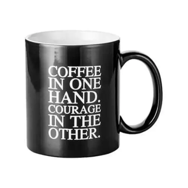 Κούπα Μαγική ( COFFEE  IN ONE HAND. COURAGE IN THE OTHER. ) είναι με συσκευασία δώρου η κούπα ειναι μαύρη και εμφανίζετε το μήνυμα όταν μπει ζεστό ρόφημα