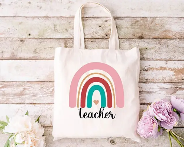 Τσάντα πάνινη υφασμάτινη εκρού με σχέδιο TEACHER 01 διαστάσεις: 38x40cm μαζί με τα χερούλια 38x70cm