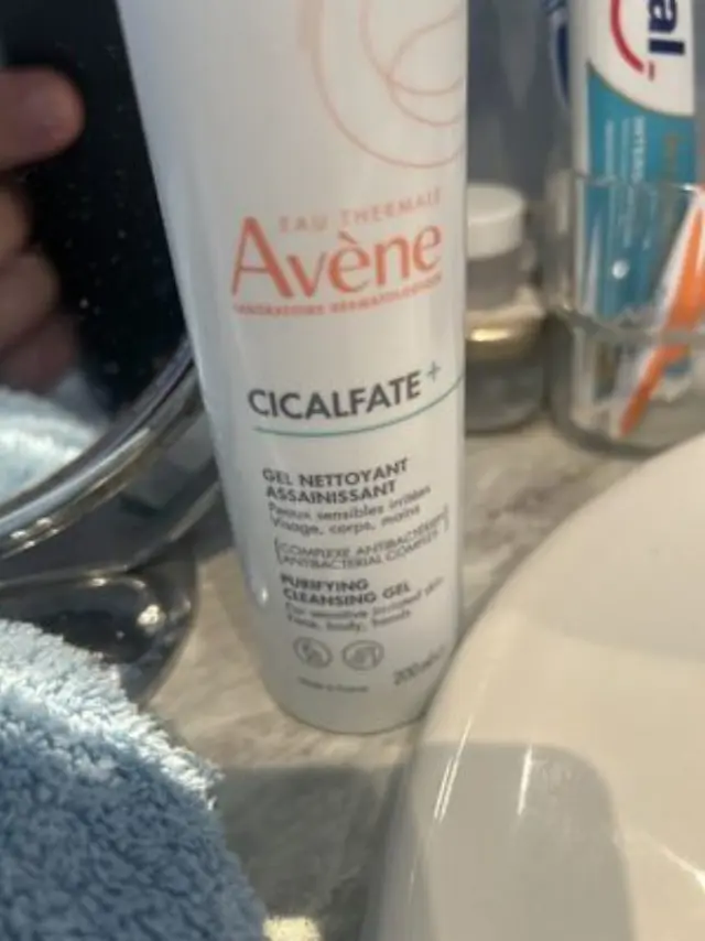 Avene Cicalfate+ Purifying Cleansing Gel Εξυγιαντικό Τζελ Καθαρισμού για Ευαίσθητες και Ερεθισμένες Επιδερμίδες, 200ml