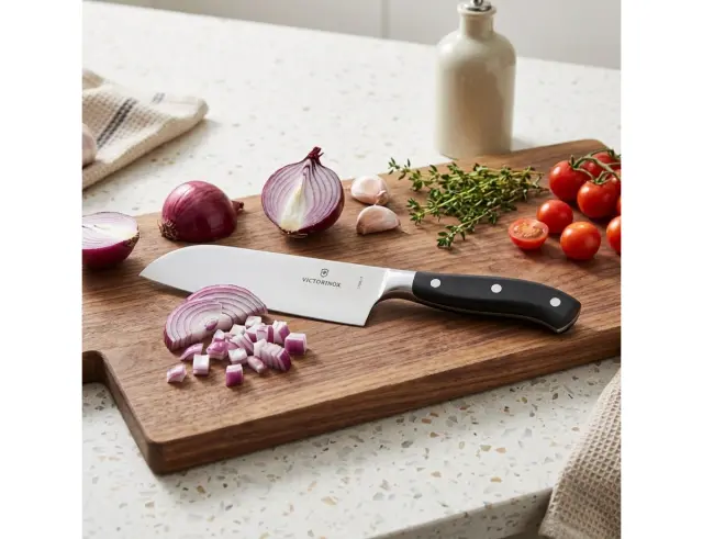 Μαχαίρι Santoku Victorinox Grand Maitre με μήκος λεπίδας 17cm - Σε ειδική συσκευασία δώρου 7.7303.17G