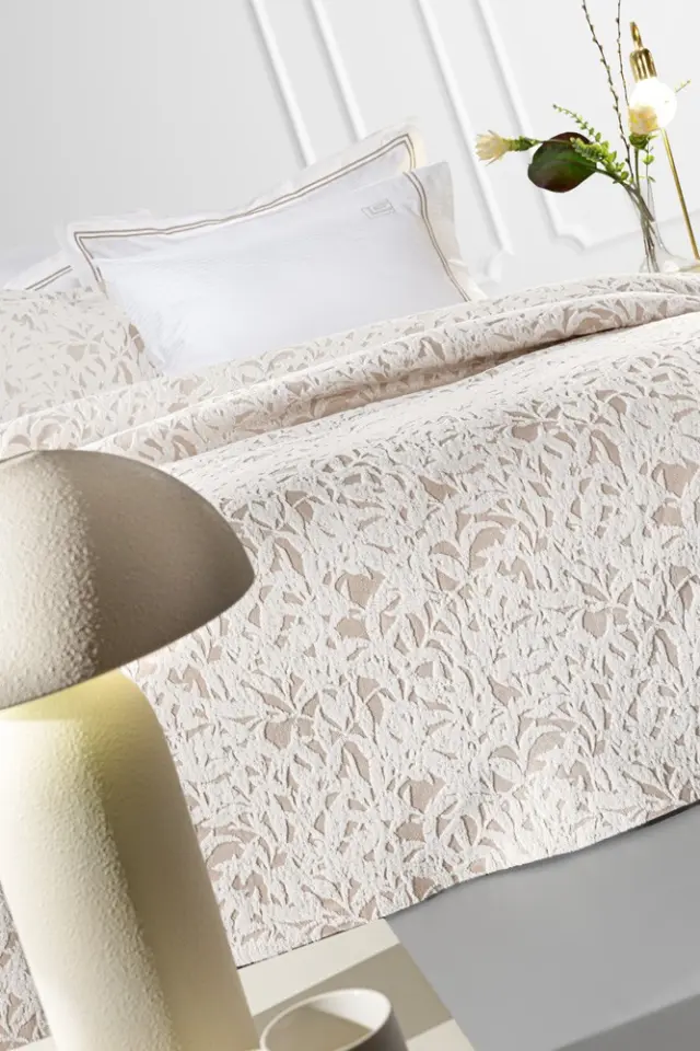 Κουβέρτα Blossom Natural 260x250- Guy Laroche 3
