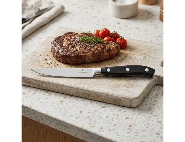 Σετ Μαχαίρια Μπριζόλας Victorinox Grand Maitre με μήκος λεπίδας 12cm - 2 τεμάχια - Σε συσκευασία δώρου7.7242.2