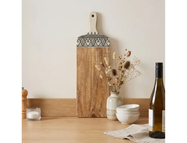 Ξύλινη επιφάνεια κοπής και σερβιρίσματος Dune Black Home Deco Factory με λαβή, από Ξύλο Μάνγκο, 58x19x1.5cm KA0579