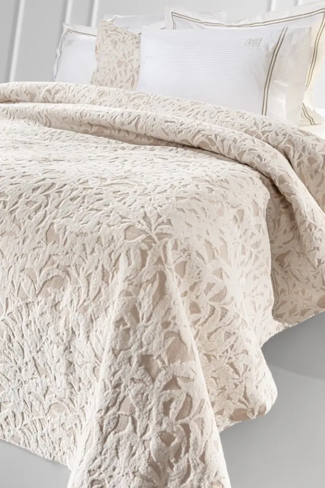 Κουβέρτα Blossom Natural 260x250- Guy Laroche 2