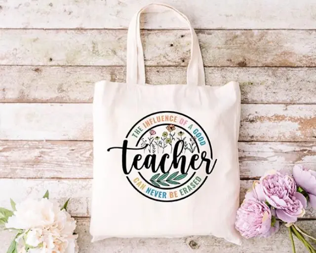 Τσάντα πάνινη υφασμάτινη εκρού με σχέδιο TEACHER 09 διαστάσεις: 38x40cm μαζί με τα χερούλια 38x70cm