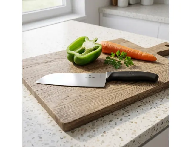 Μαχαίρι Santoku Victorinox Swiss Classic με μήκος λεπίδας 17cm - Black6.8503.17B