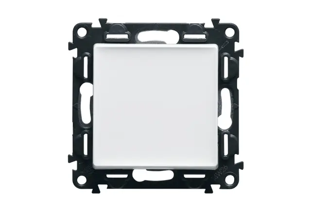 Changeover push-button Valena Life - 6 A - 250 V~ - with cover plate - white