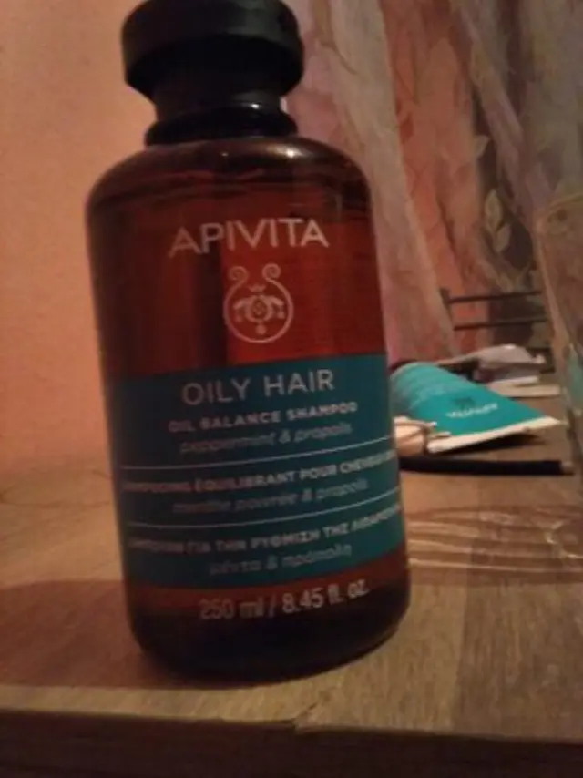 Apivita Oily Hair Oil Balance Shampoo Σαμπουάν για τη Ρύθμιση της Λιπαρότητας με Μέντα & Πρόπολη 250ml