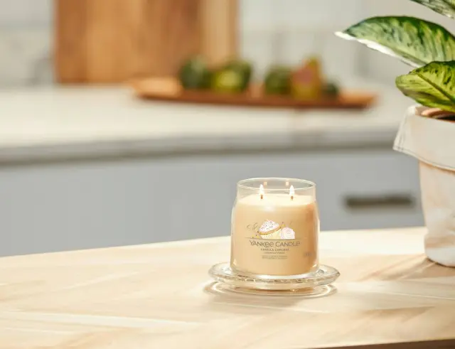 Αρωματικό Κερί Yankee Candle με διάρκεια καύσης έως 50 ώρες και άρωμα Vanilla Cupcake1630003E 2