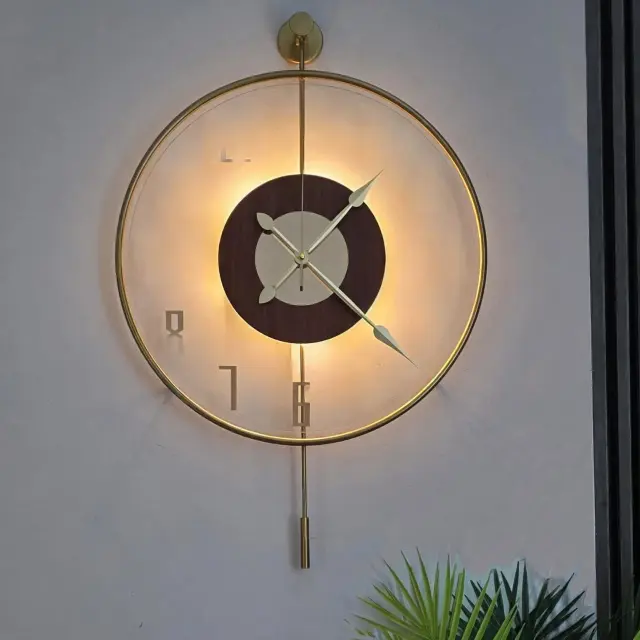 Stewehome Μοντέρνο χρυσό μεταλλικό ρολόι τοίχου LED με εκκρεμές και λατινικό καντράν 50x75 cm