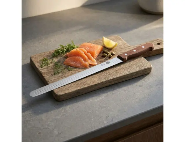 Μαχαίρι σολoμού Victorinox με αυλακώσεις, ξύλινη λαβή και μήκος λεπίδας 30cm5.4120.30