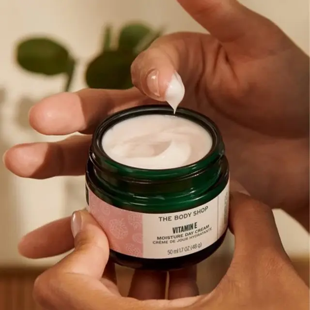 The Body Shop Vitamin E Moisture Day Cream 3