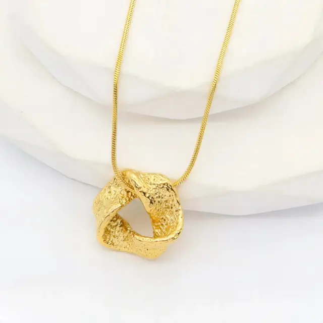 Minimal Necklace with Geometric Charm