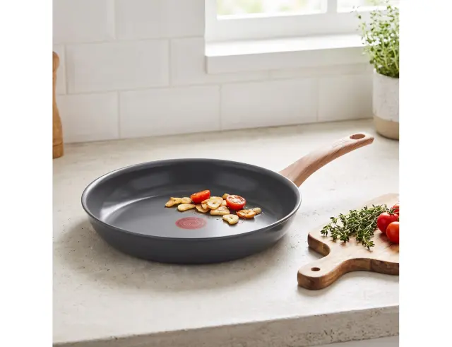 Τηγάνι Tefal Renew με αντικολλητική επίστρωση και διάμετρο 32cm C4250813